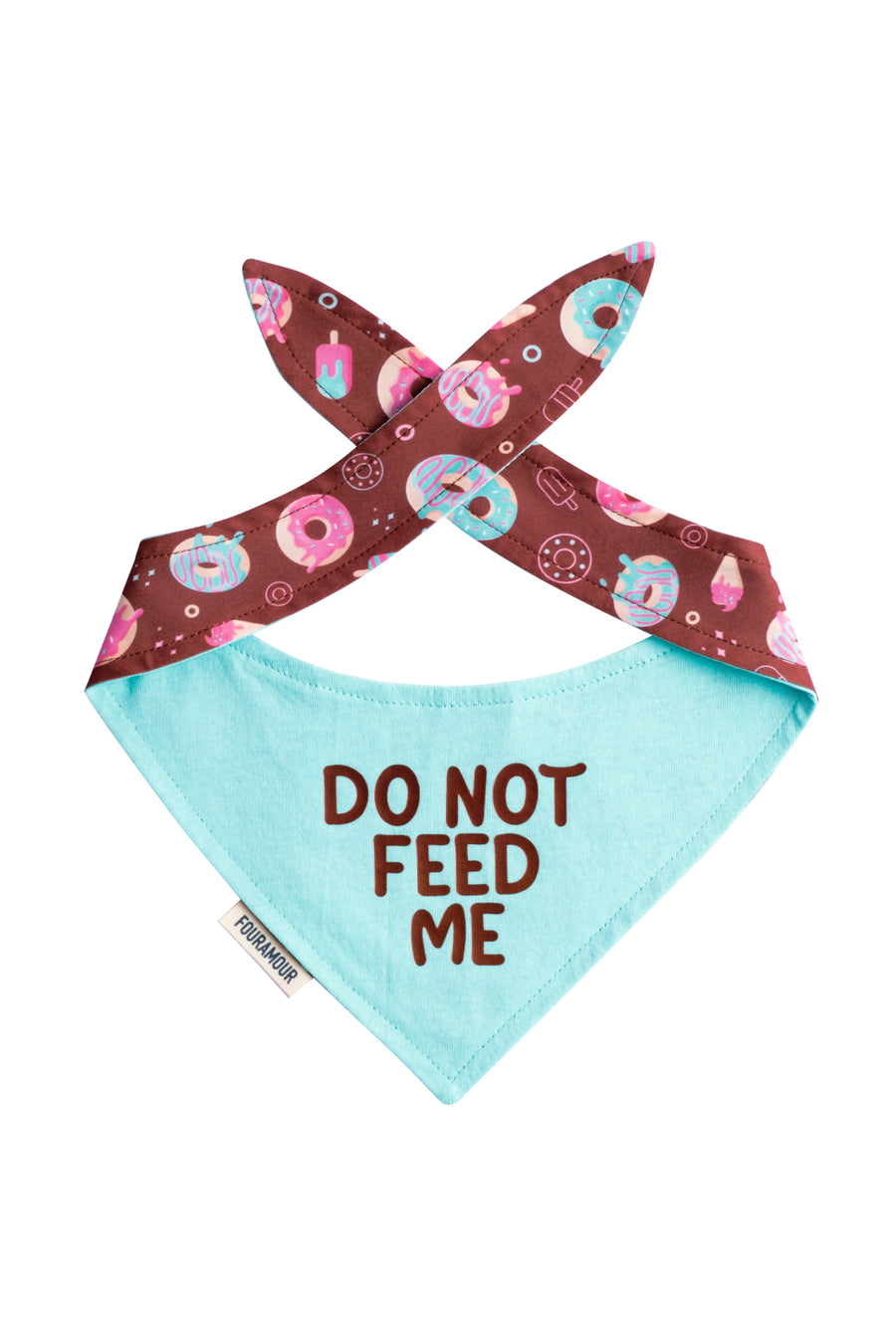 Do Not Feed Me yazılı çift taraflı köpek bandanası arka görünüm