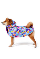 shiba Model köpek üzerinde geometrik desenli su geçirmez köpek yağmurluğu yan profil görünümü
