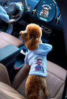 Bebek mavisi Crazy Rider köpek hoodie giyen toy poodle araba koltuğunda arka baskı detayıyla lifestyle görünüm
