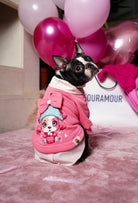 Comfy pembe Love köpek sweatshirt giyen Boston Terrier pembe lifestyle ortamında yandan görünüm