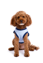 Fouramour Sea Ya Later köpek t-shirt ön görünüm model üzerinde

