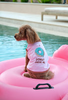 Pamuklu pembe Donut Judge Me köpek t-shirt giyen toy poodle havuz üzerinde yaz temalı lifestyle çekiminde